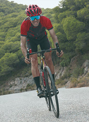 Durable cycling gloves with adjustable wrist closure suitable for all seasons